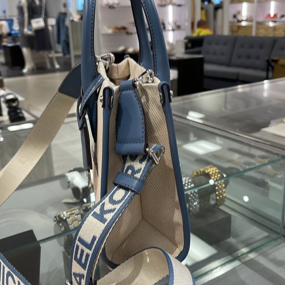 Michael Kors Mirella Small Shopper Top Zip Logo Crossbody XBODY Bag MK
Denim
NWT - Picture 16 of 16